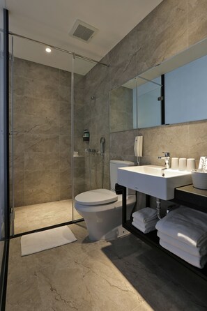 Deluxe Triple Room, 2 Double Beds | Bathroom - Miller Inn (Taichung)