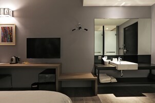 Premium bedding, down comforters, in-room safe, desk