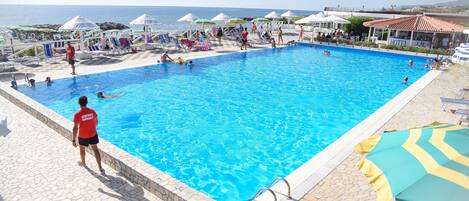 Piscina externa, piscina no terraço, guarda-sóis, espreguiçadeiras