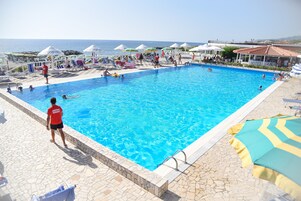 Piscina all'aperto, una piscina in terrazza, ombrelloni da piscina