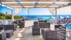 Poolside bar