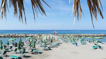 Spiaggia privata, lettini da mare, ombrelloni, un bar sulla spiaggia