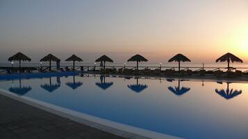 Piscina all'aperto, una piscina in terrazza, ombrelloni da piscina
