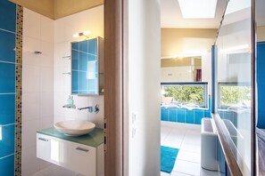Villa | Baño | Tina y regadera independientes y amenidades de baño gratuitas 