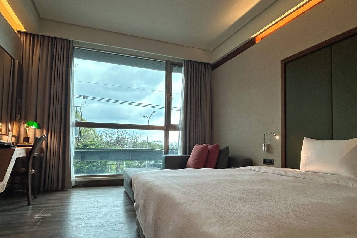 パノラミック ダブルルーム | 高級寝具、ミニバー、デスク、遮光カーテン