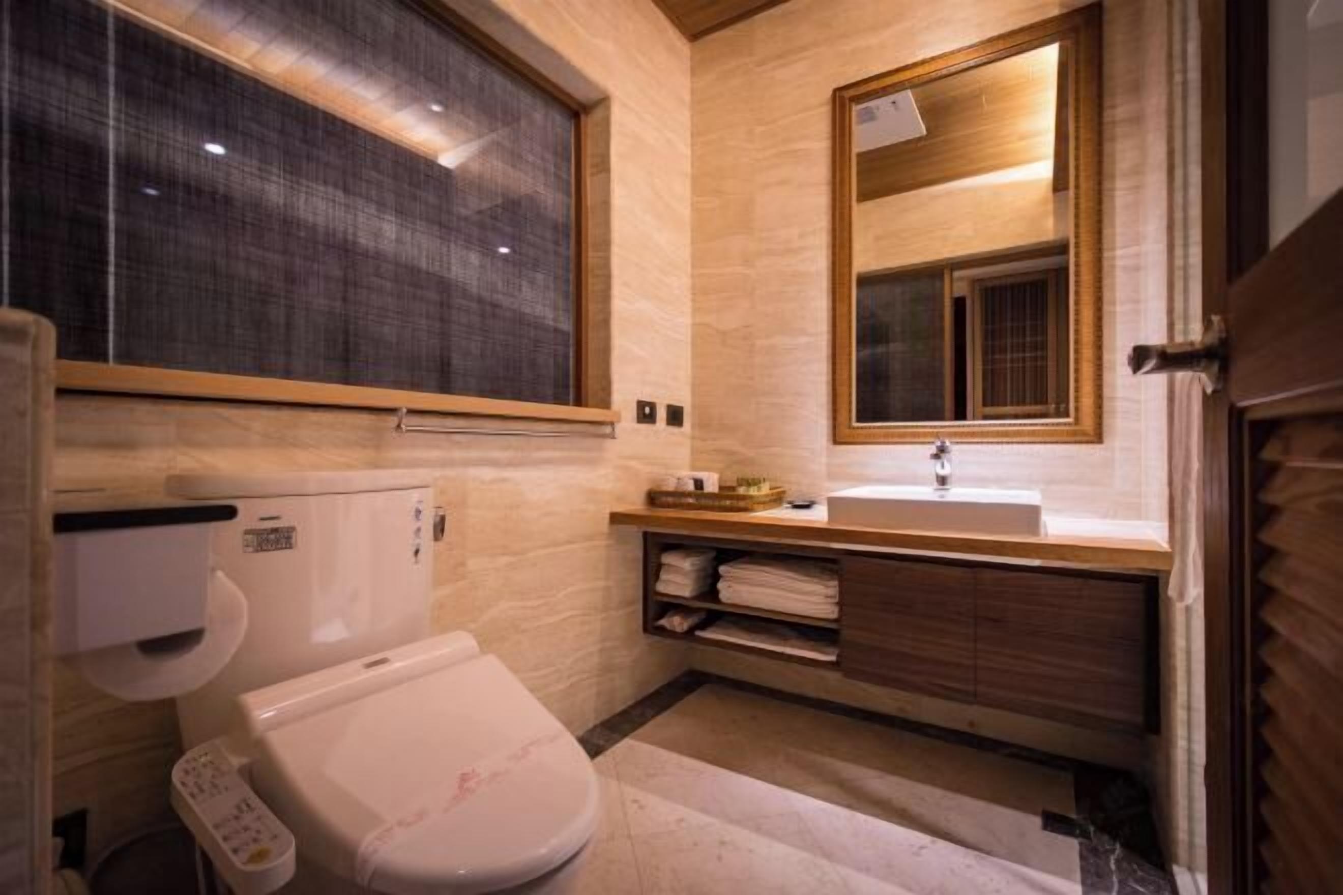 Kamar mandi | Shower, pengering rambut, sandal, dan kloset