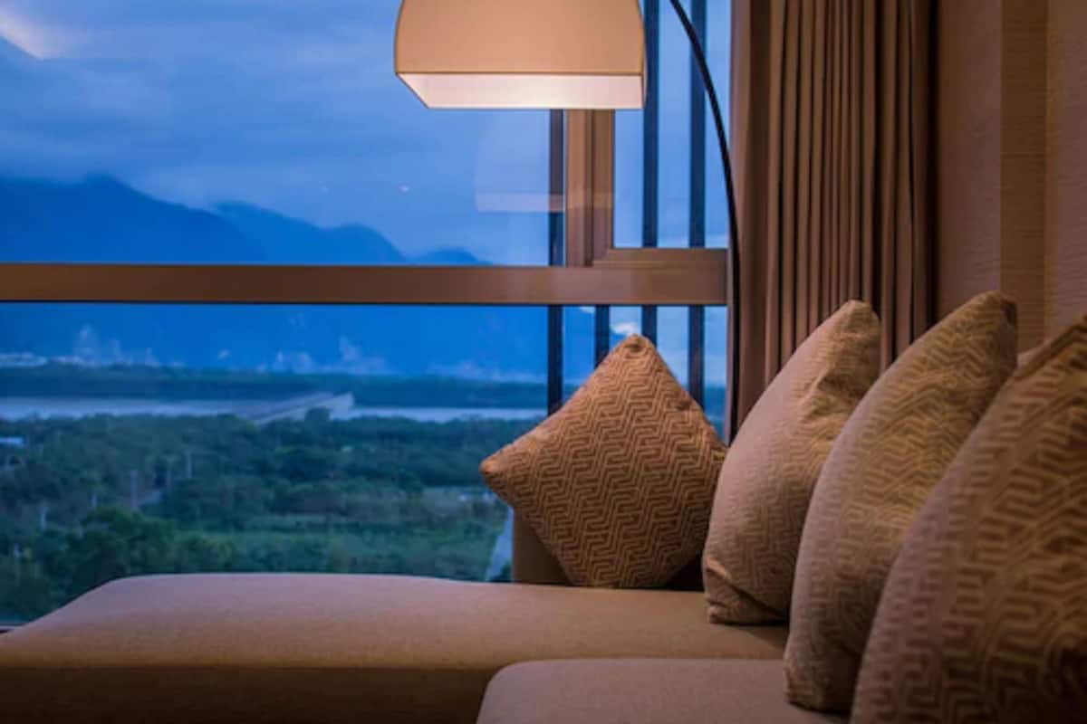 deluxe double room | living area | lcd tv