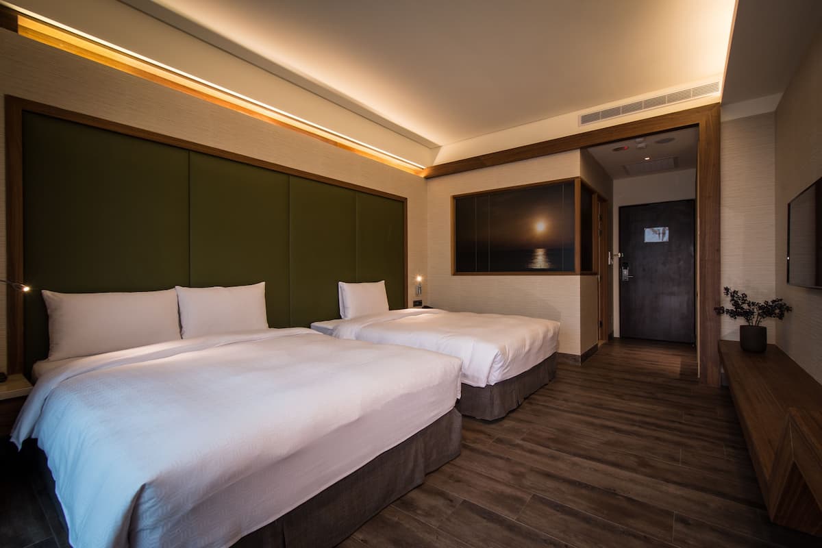 Premium bedding, minibar, desk, blackout drapes