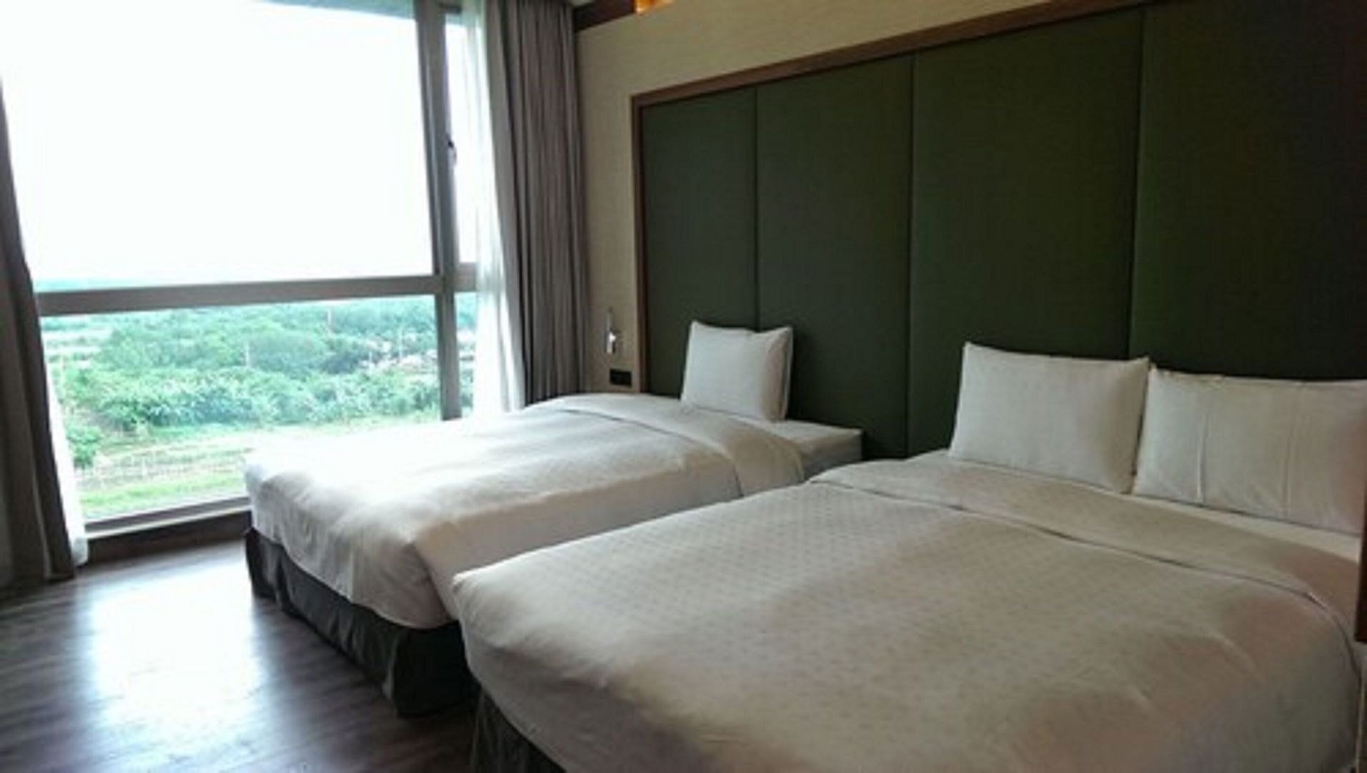 Premium bedding, minibar, desk, blackout drapes