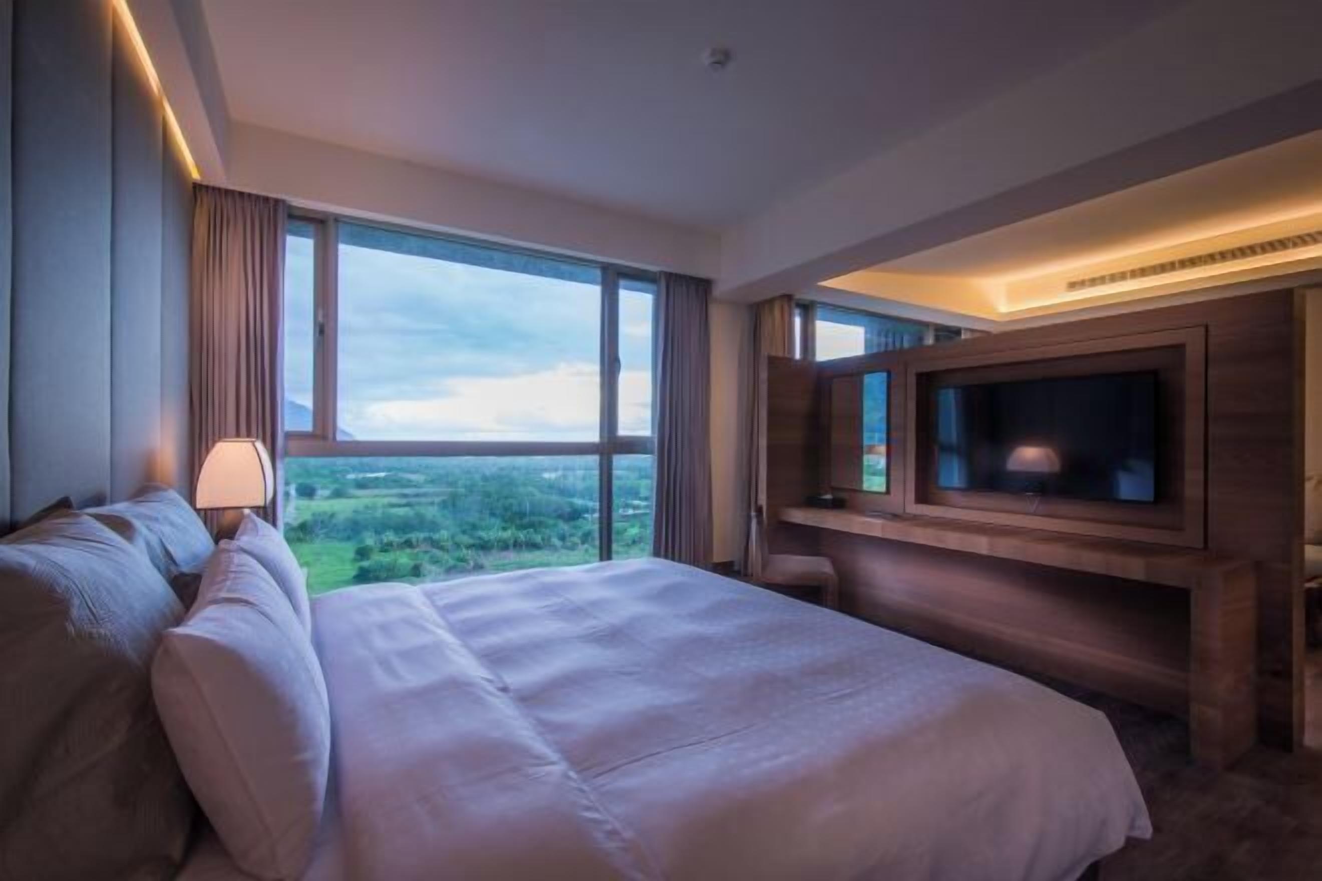 Seprai premium, minibar, meja kerja, dan tirai kedap cahaya