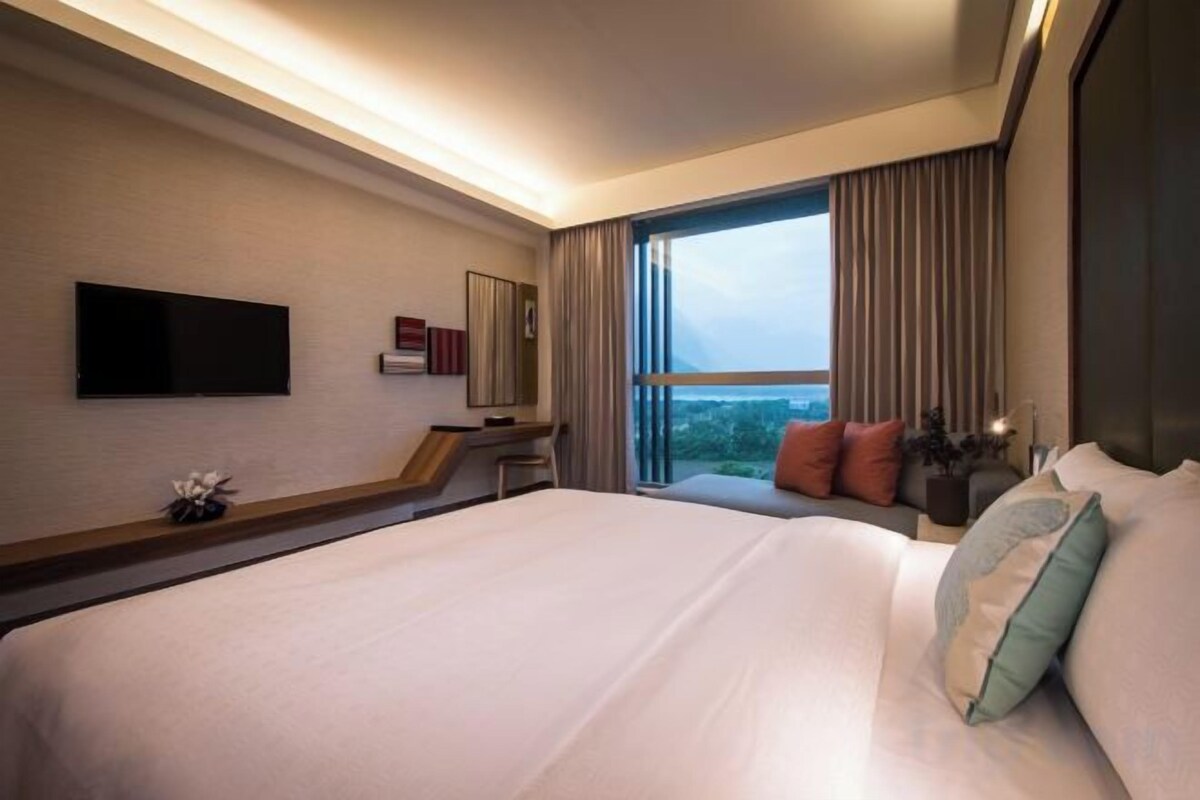 Premium bedding, minibar, desk, blackout drapes