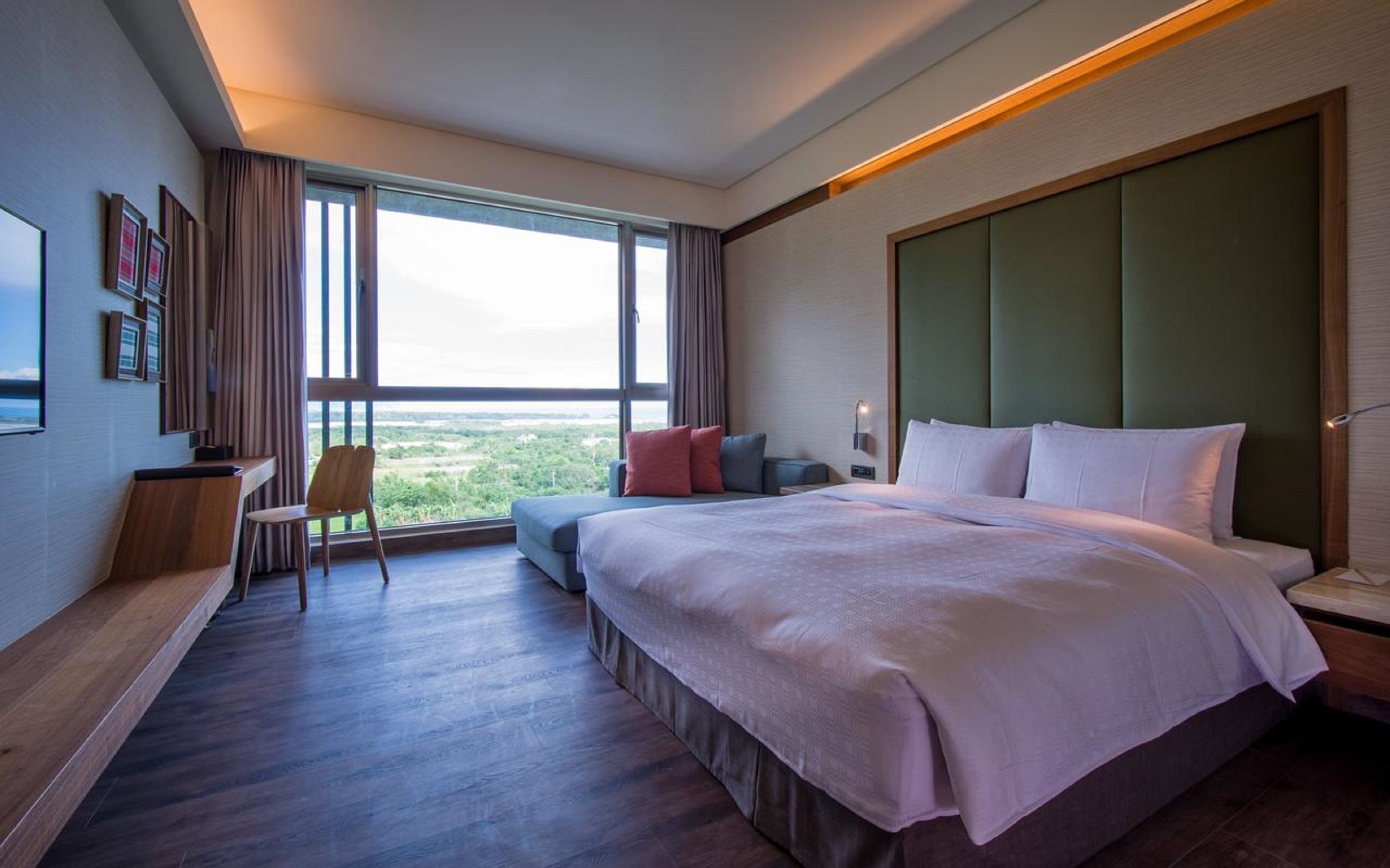 Premium bedding, minibar, desk, blackout drapes