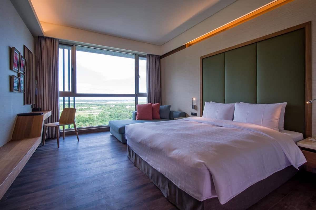 Premium bedding, minibar, desk, blackout drapes