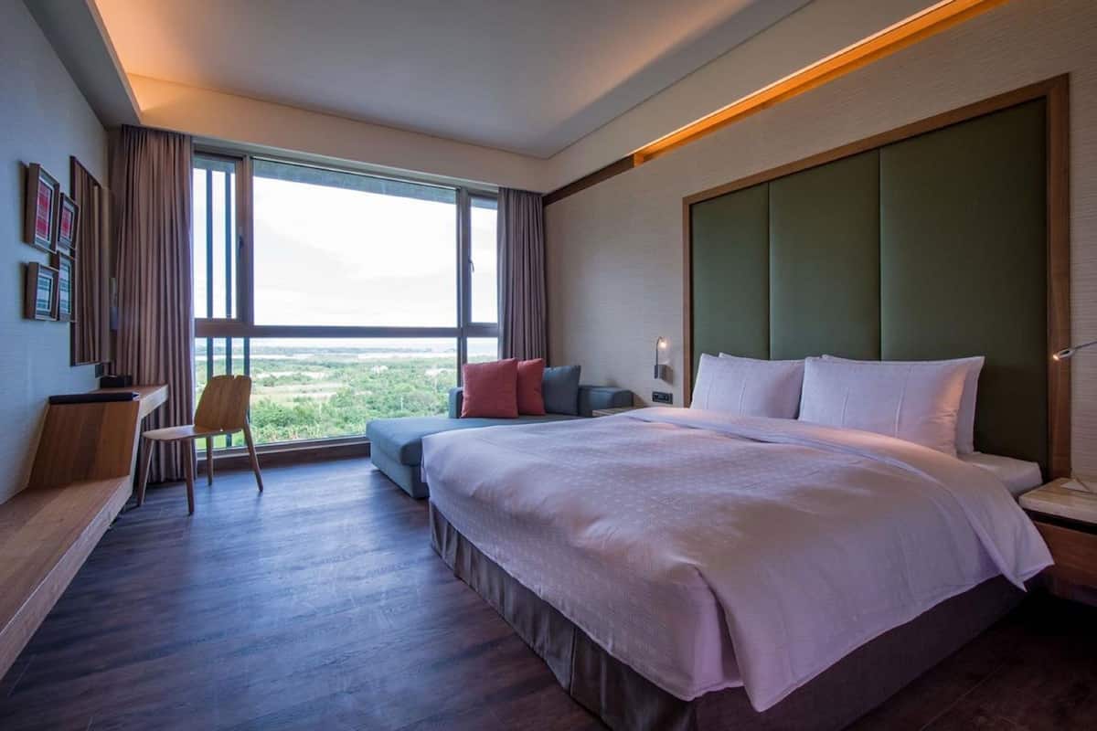 Premium bedding, minibar, desk, blackout drapes