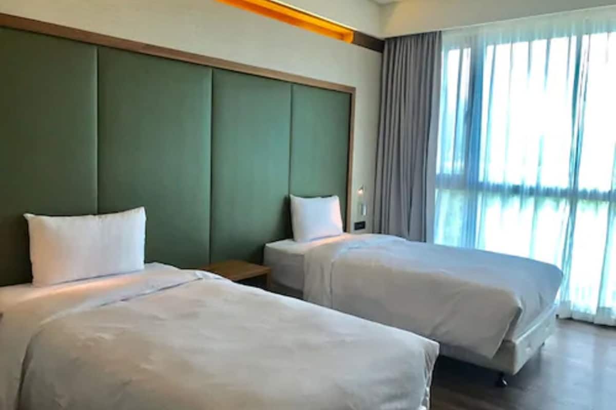 Hochwertige Bettwaren, Minibar, Schreibtisch, Verdunkelungsvorhänge