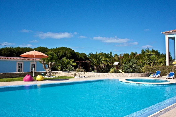 Hồ bơi ngoài trời, dù/ô trên bãi biển/hồ bơi, ghế dài tắm nắng