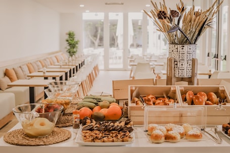 Daily buffet breakfast (EUR 5 per person). Hotel Neptuno