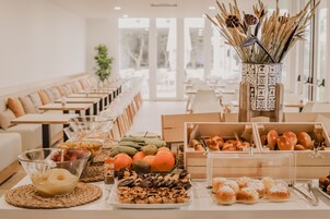 每日供应自助式早餐（每人 EUR 5）