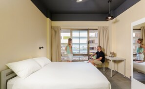 Langsir/tirai gelap terus, kalis bunyi, Wi-fi percuma, cadar katil