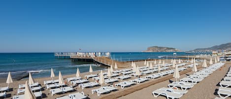 Privéstrand vlakbij, ligstoelen aan het strand, parasols, strandlakens