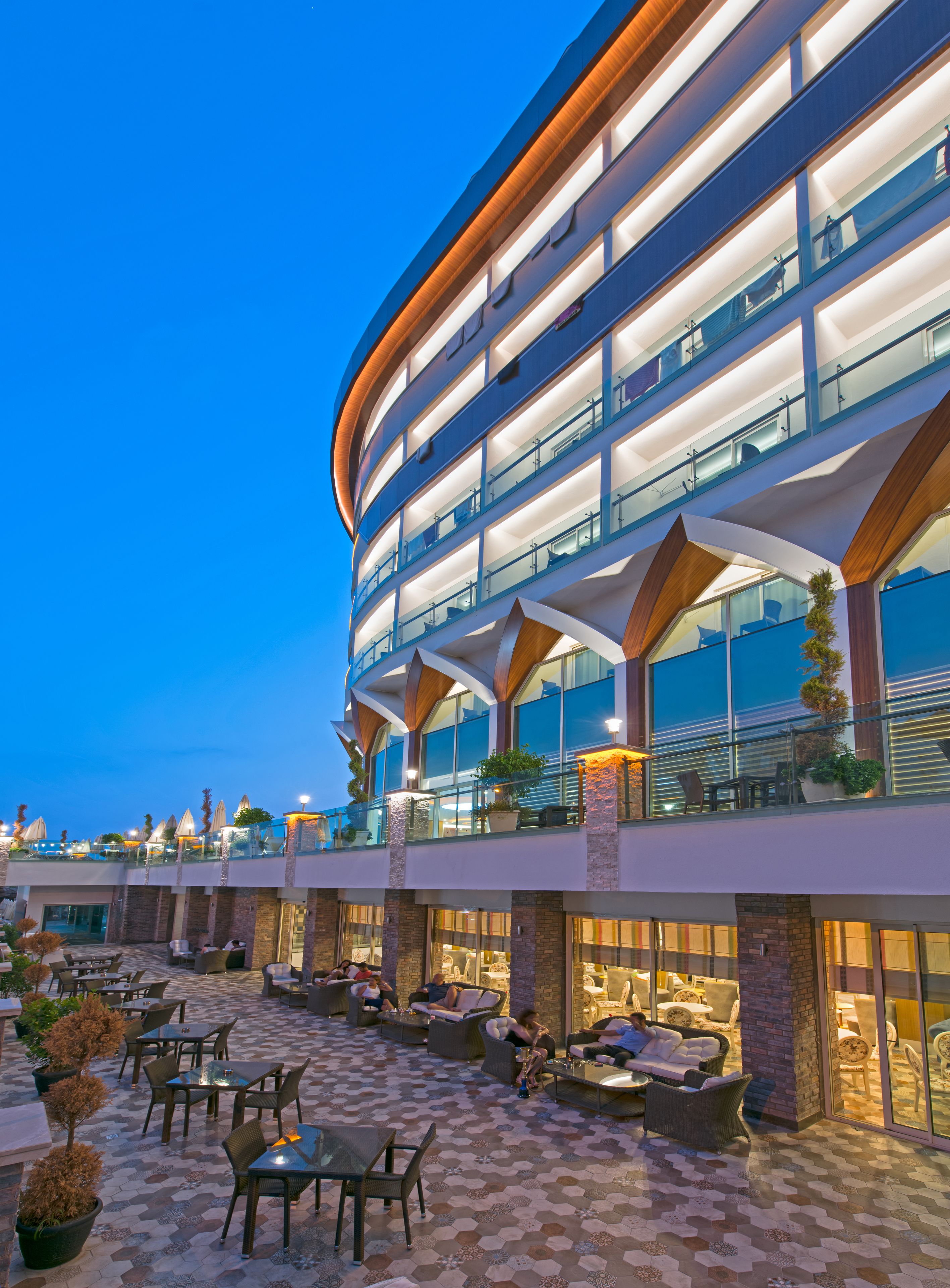 Depan hartanah - siang/malam