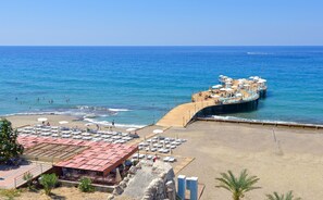 附近的私人海灘、躺椅、太陽傘、沙灘巾