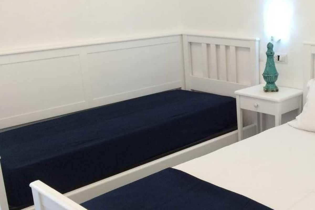 Minibar, caja de seguridad en la habitación y escritorio