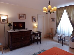 Seprai premium, minibar, meja kerja, dan setrika/meja setrika