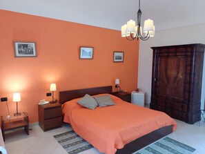 Seprai premium, minibar, meja kerja, dan setrika/meja setrika