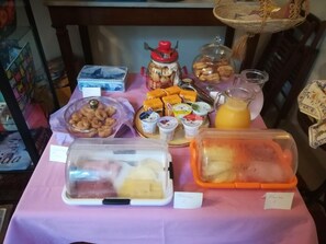 Sudah termasuk sarapan prasmanan setiap hari