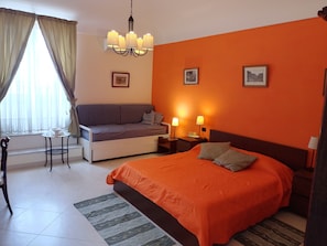 Seprai premium, minibar, meja kerja, dan setrika/meja setrika