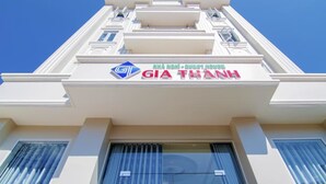 A building with a sign that reads "GIA THANH" and a logo with the letters "GT". - Gia Thanh Guest House (Phu Quoc)