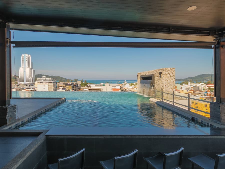 Una piscina al aire libre, sillones reclinables de piscina