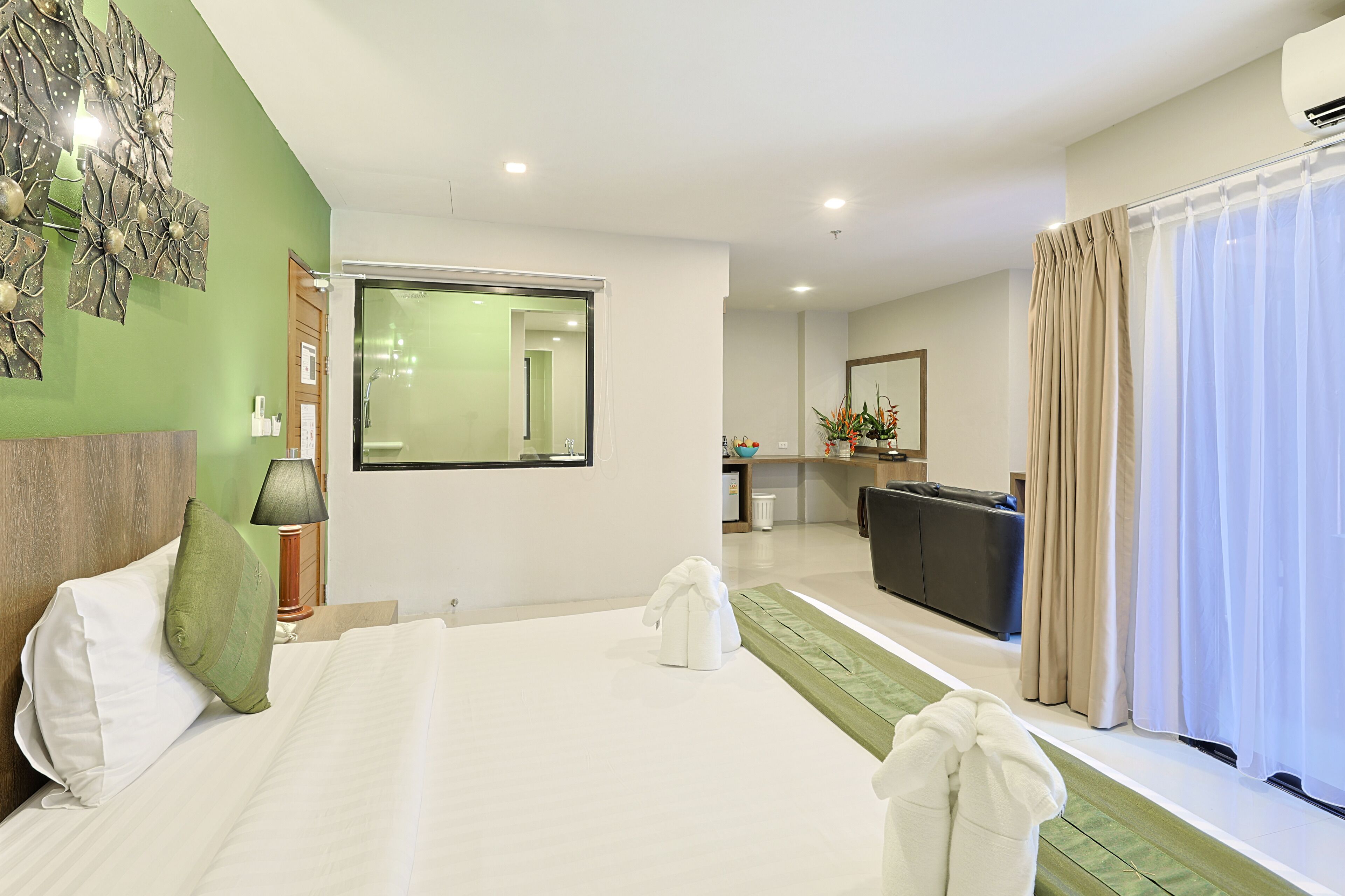 deluxe room | minibar, in-room safe, free cots/infant beds, rollaway beds