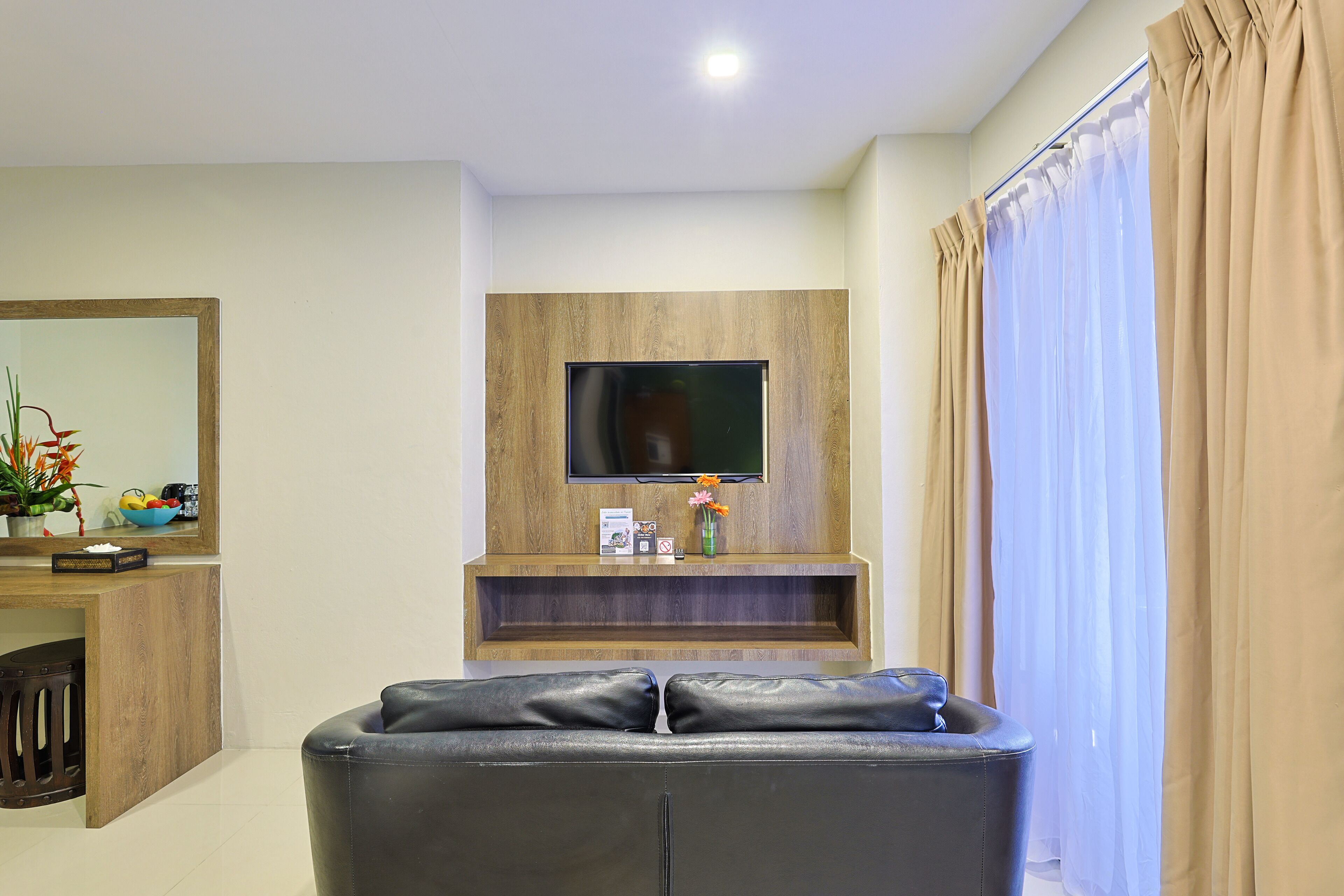 deluxe room | television