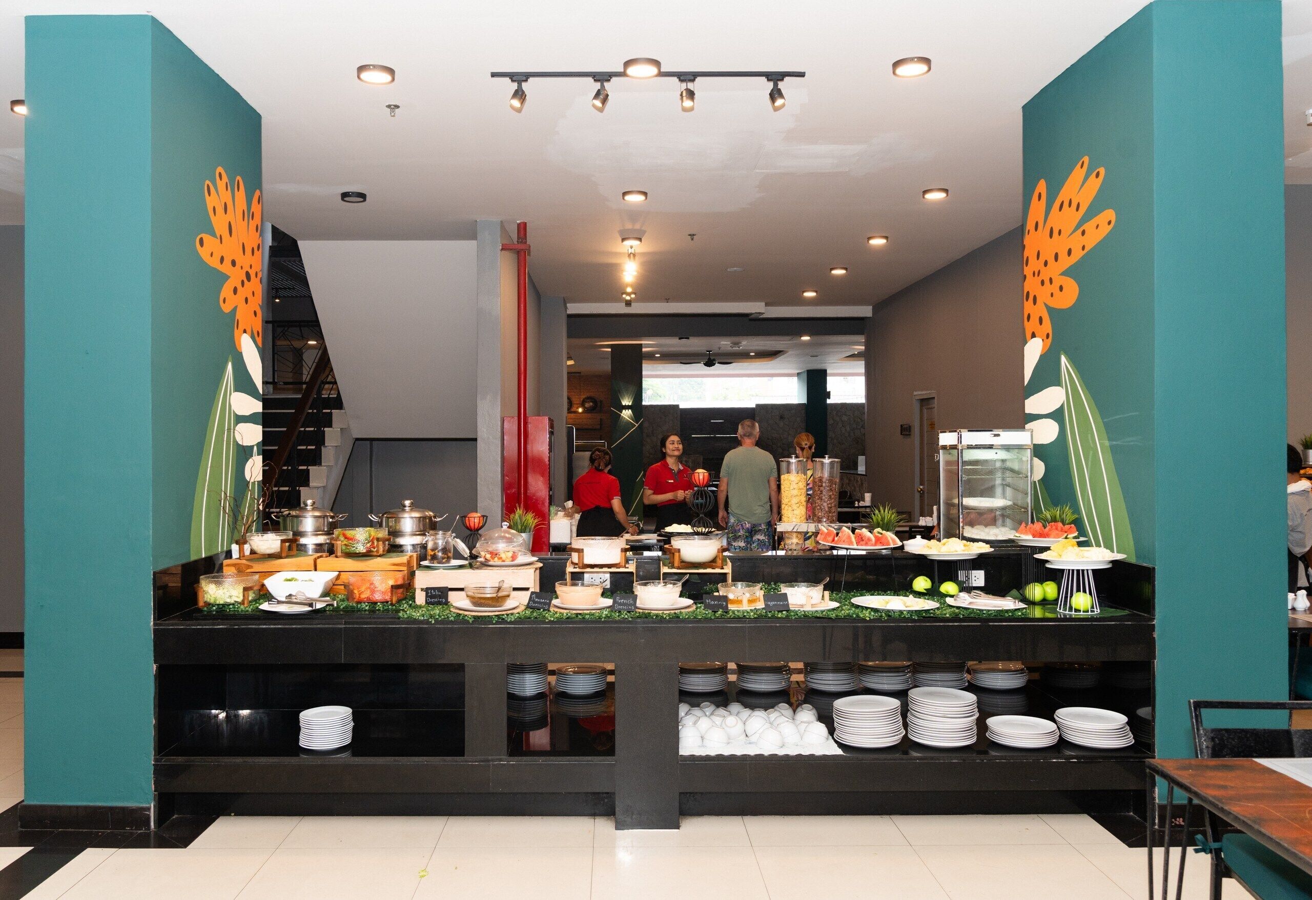 breakfast, lunch, dinner served; international cuisine