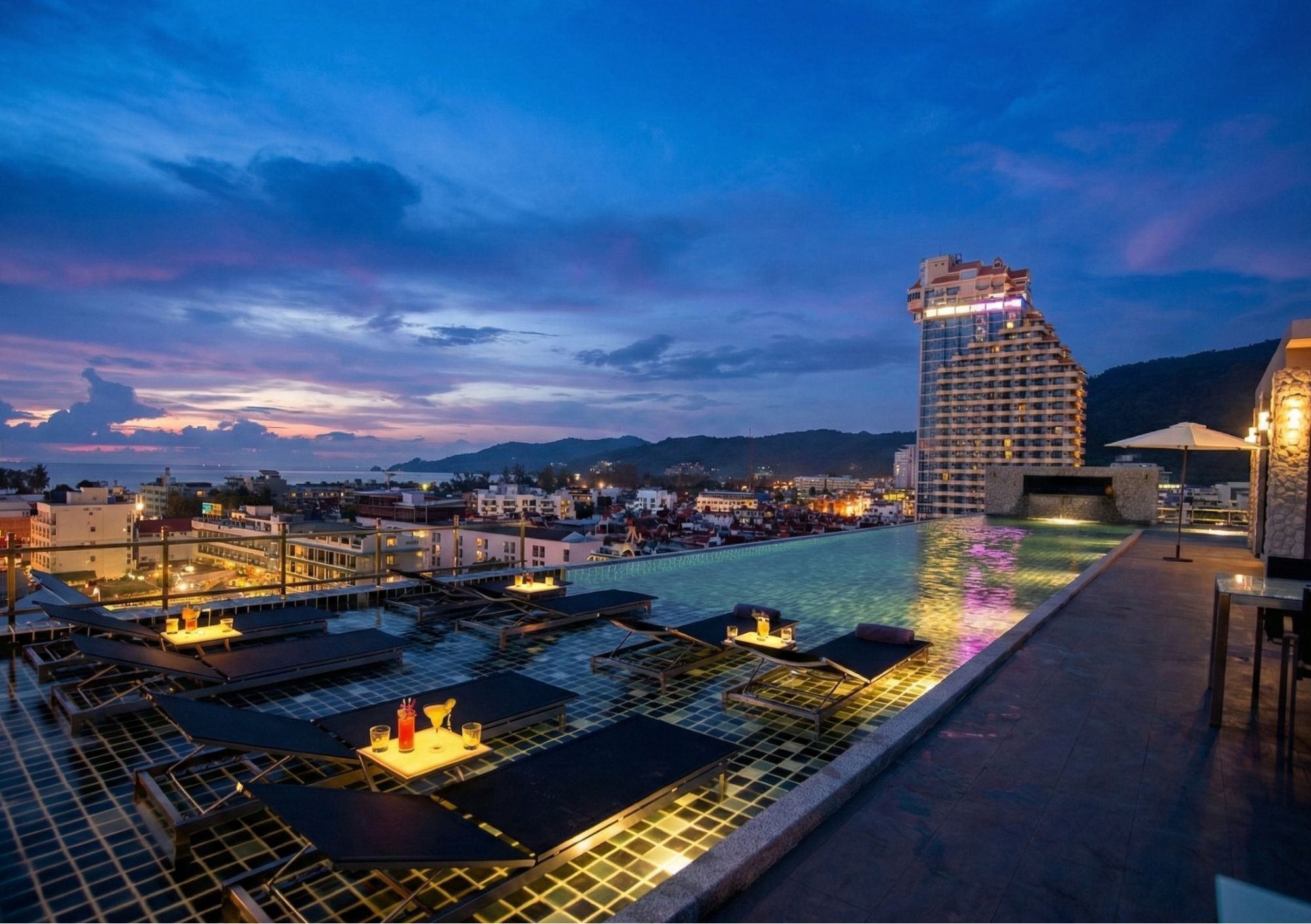 Una piscina al aire libre, sillones reclinables de piscina