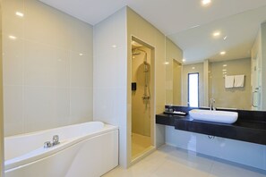 Junior Room | Bathroom | Free toiletries, hair dryer, towels, soap - The Gig Hotel (Patong)