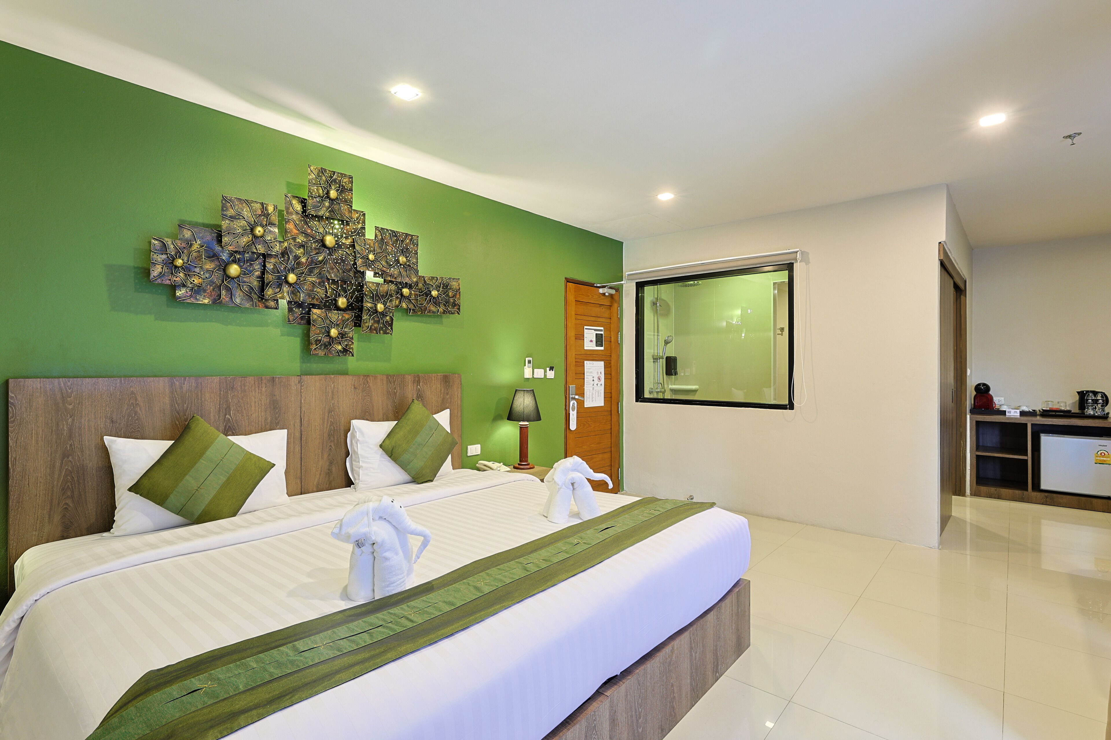 deluxe room | minibar, in-room safe, free cots/infant beds, rollaway beds