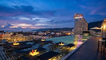 Una piscina al aire libre, sillones reclinables de piscina
