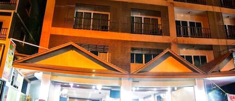 Voorkant accommodatie - avond/nacht