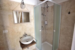 트리플룸 (Mandorlo) | 욕실 | 샤워 시설, 무료 세면용품, 헤어드라이어, 목욕가운