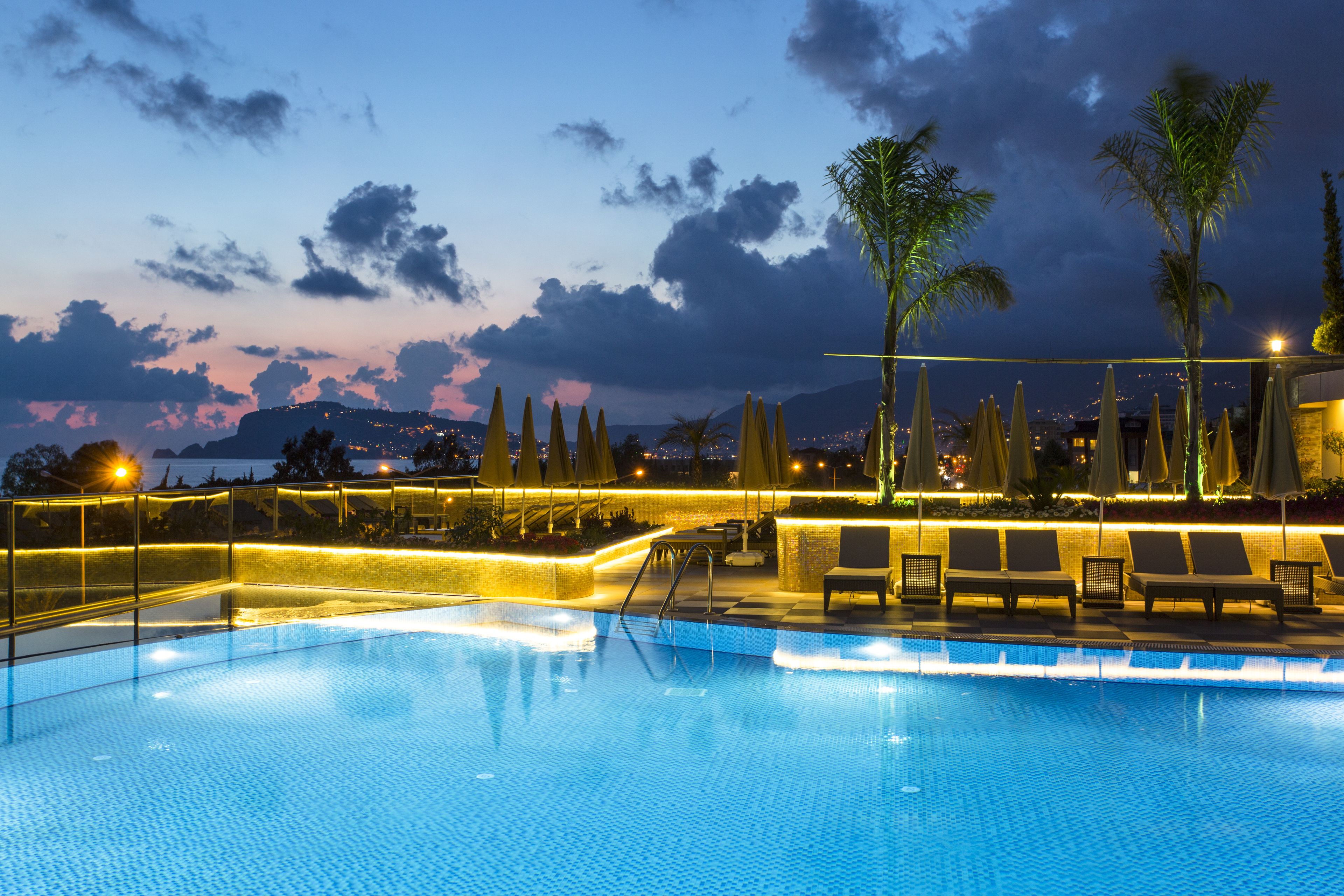 2 室外游泳池，池畔遮阳伞，日光浴躺椅