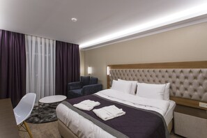 Minibar, két bảo mật tại phòng, bàn, phòng cách âm