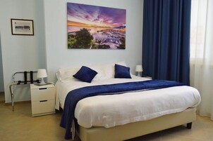 Ropa de cama de alta calidad y caja de seguridad en la habitación 