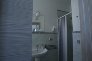 Shower, free toiletries, hair dryer, bidet - B&B Bagheria (Bagheria)