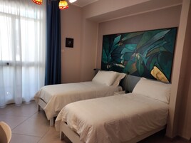 Ropa de cama de alta calidad y caja de seguridad en la habitación 