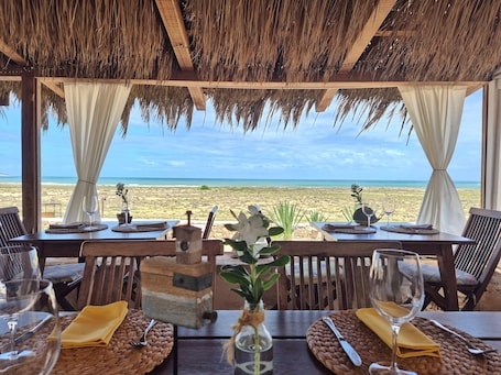 Se sirven desayunos y almuerzos; cocina mediterránea; con vista al mar. Spinguera Ecolodge