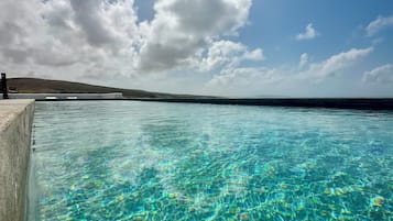 Piscina externa, funciona das 8h às 18h, barracas de cortesia