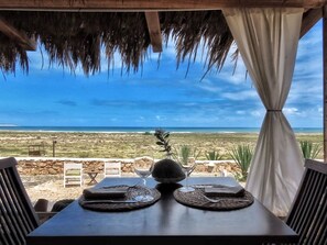 Petit déjeuner, déjeuner et dîner servis sur place, vue sur la mer